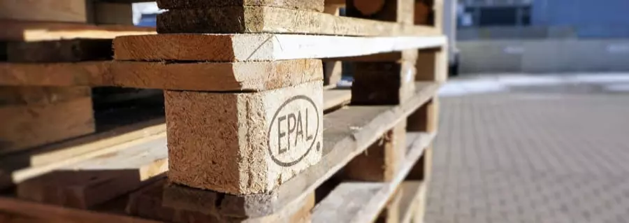 Stos palet EPAL przygotowanych do załadunku, w tle hala magazynowa